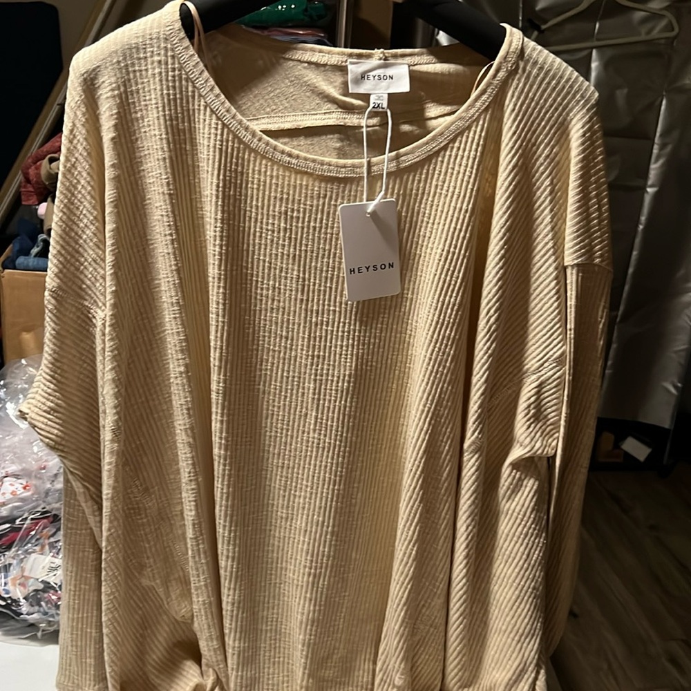 NWT. Biscuit Ribbed Top. Long sides